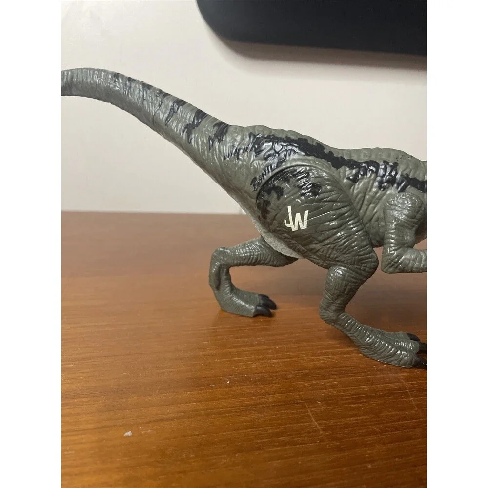 Hasbro Jurassic World 2015 JW Velociraptor Dinosaur Raptor Gray Action Figure 7”